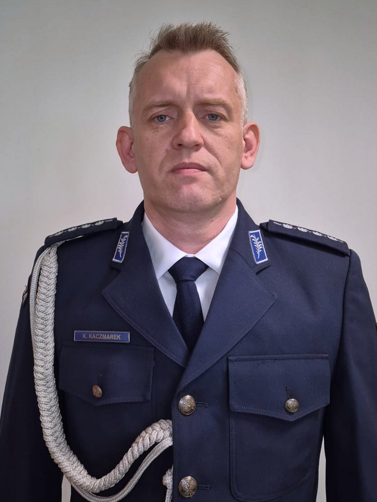 Zastępca Komendanta Komisariatu Policji w Białych Błotach aspirant sztabowy Karol Kaczmarek